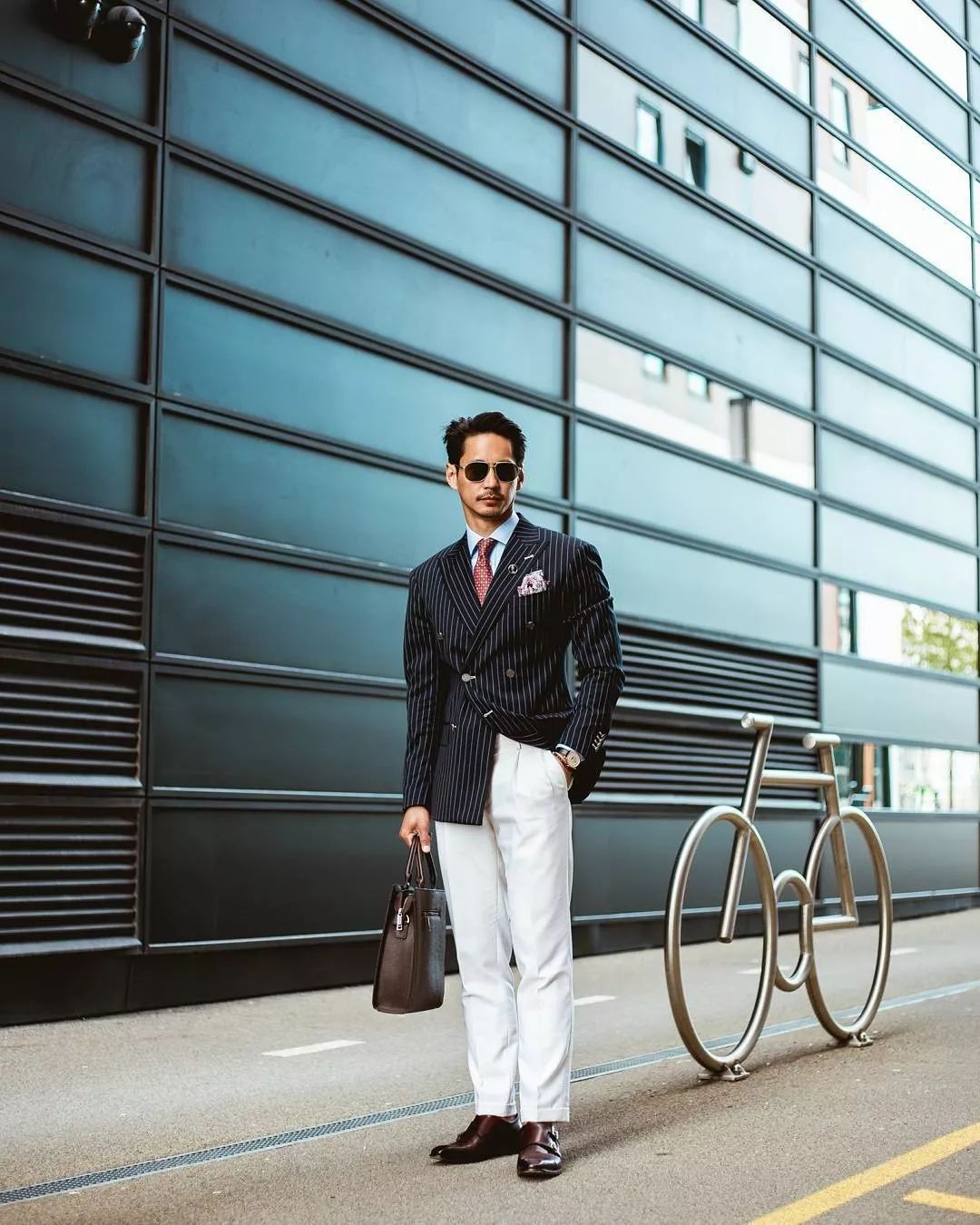 没机会参与严肃社交的男人，当然不会在乎自己的包是否体面｜基本款