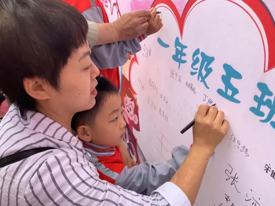 兰州各小学开学,开学第一天学校热烈迎接学生进校