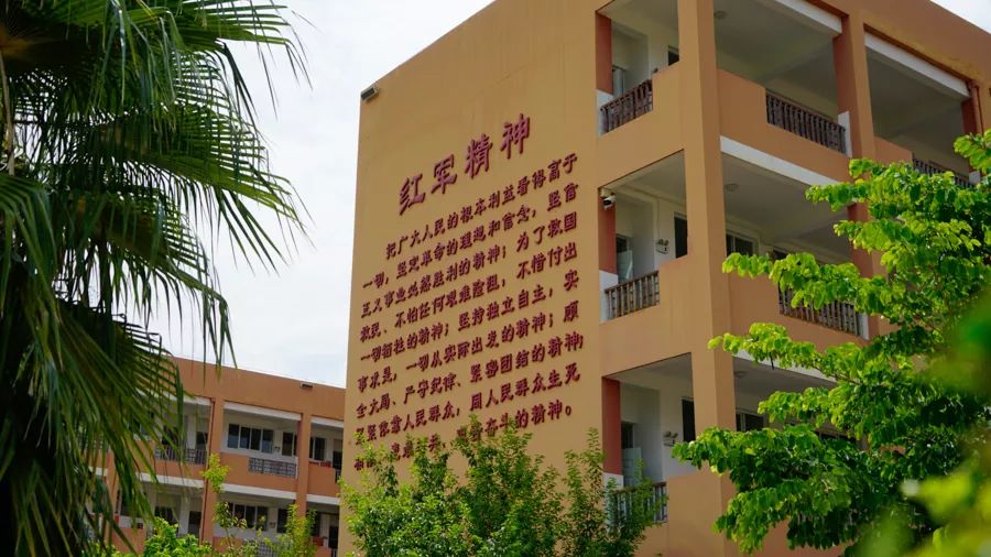 「壮丽70年•奋斗新时代」红色基因代代相传，宾川革命英烈红军小学开学第一课这样上