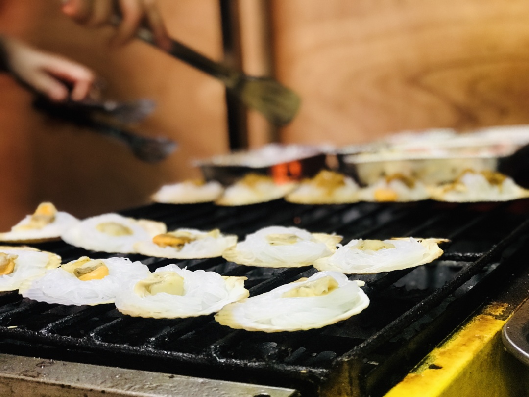 夜太美，尽管再催肥，总有人围着小摊排着队