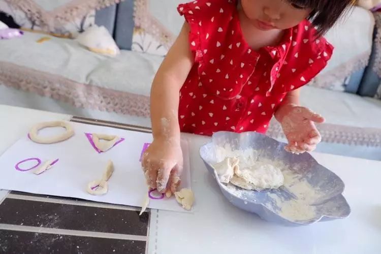 在家早教亲子游戏,亲子互动游戏0-3个月早教