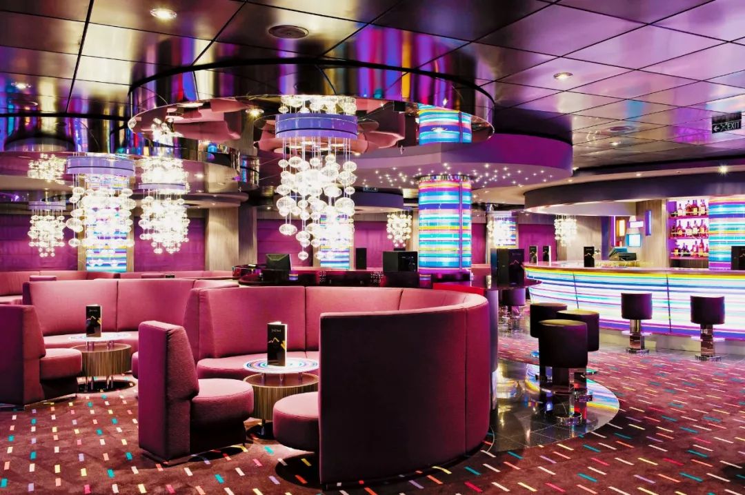 镶嵌47400颗水晶的楼梯花2千万登上这艘船的20万人都来打卡拍照