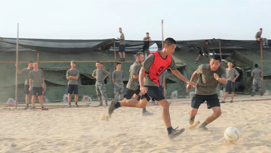 沙滩足球花式动作,沙滩足球踢的是排球吗