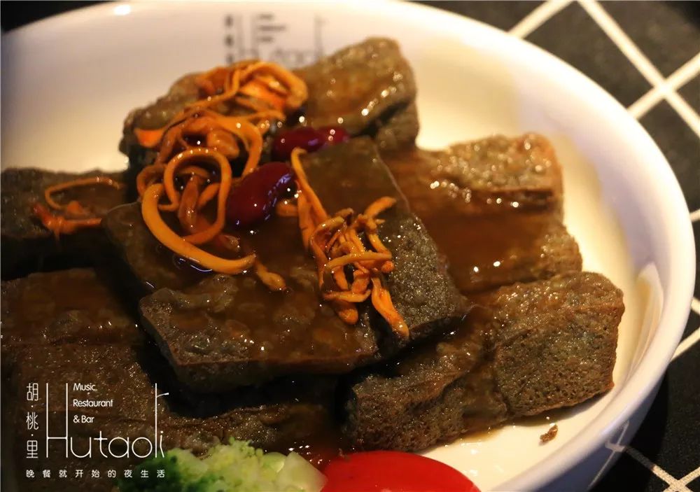 “文艺混血范”仅需138元抢胡桃里超值套餐，招牌酸菜鱼+茶树菇炒腊肉+葡萄酒等，美食美酒一站式搞定