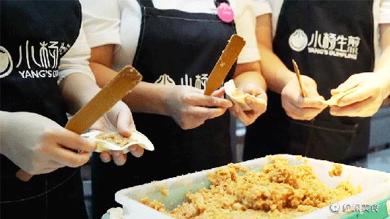 从4.4平档口到240家直营店，只做好一件事，让品牌活了25年