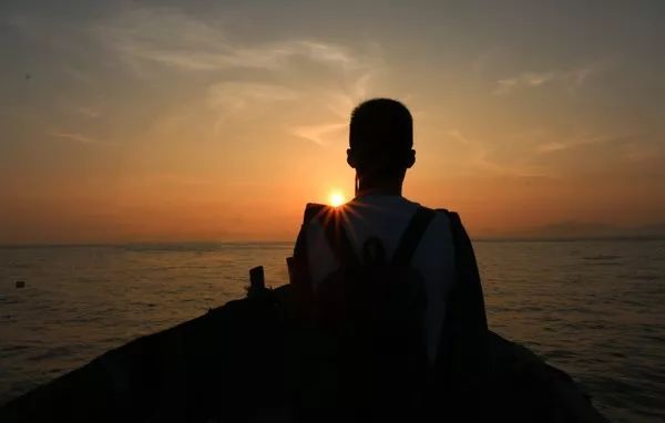 男孩失去双亲惨哭,十岁男孩离世家人痛心