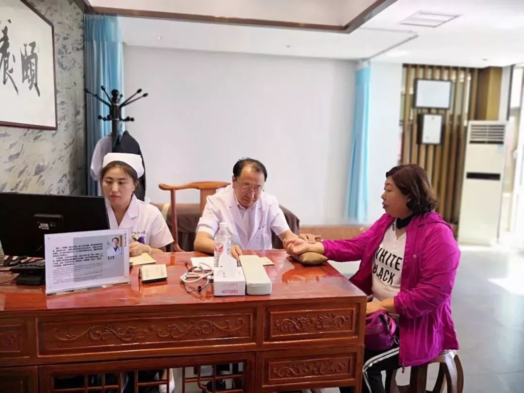 中医馆引来外国人,中医全国各地慕名而来