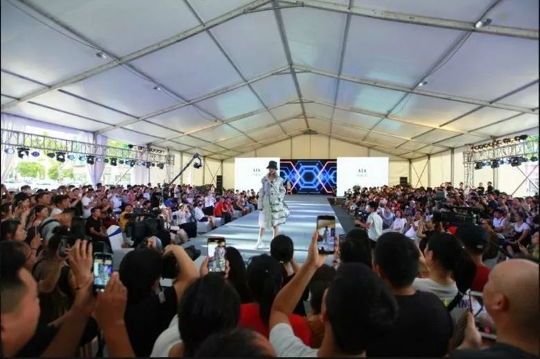 2019首届（中国）羽绒服原创设计论坛暨平湖·中国服装城原创羽绒服采购节盛大启幕