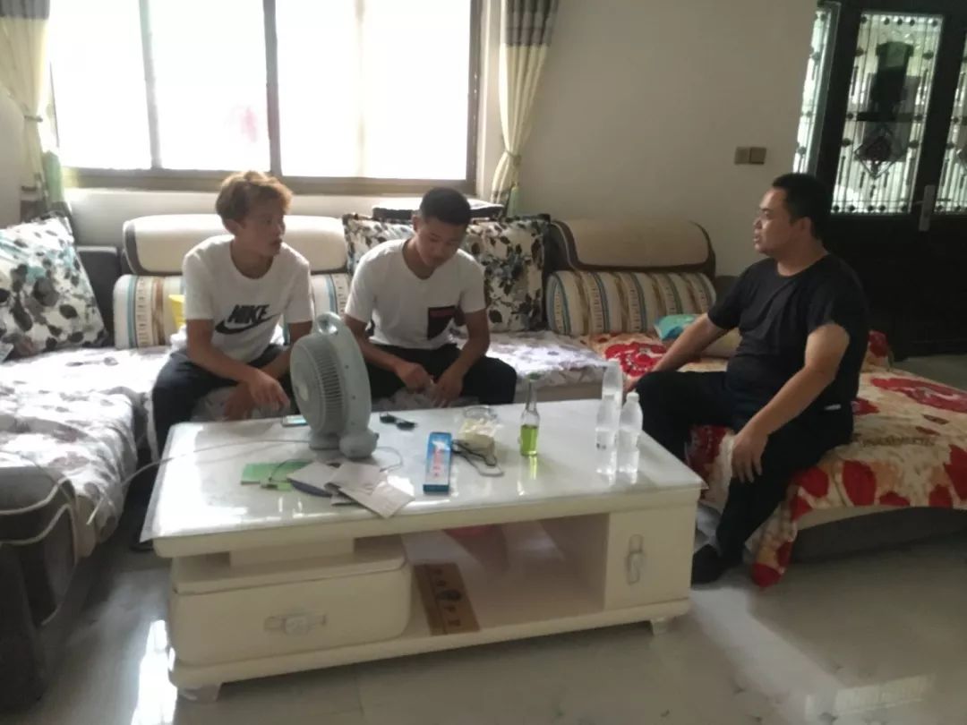 坚守扶贫一线的第一书记,村支书记来到脱贫攻坚第一线