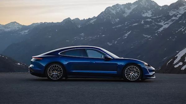 保时捷最新款纯电动taycan,保时捷新能源taycan在路上飞奔