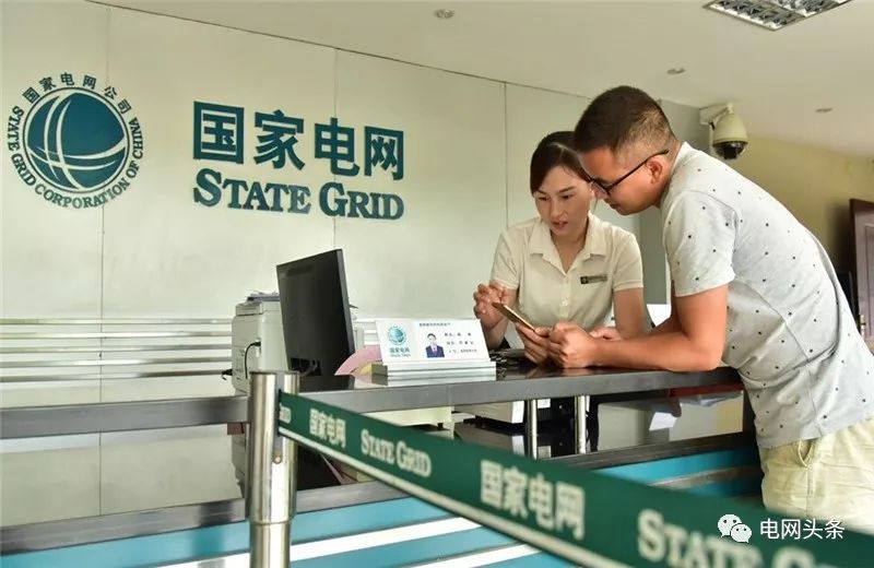 老人攥着一张小纸条，一见供电员工就塞进他手里…