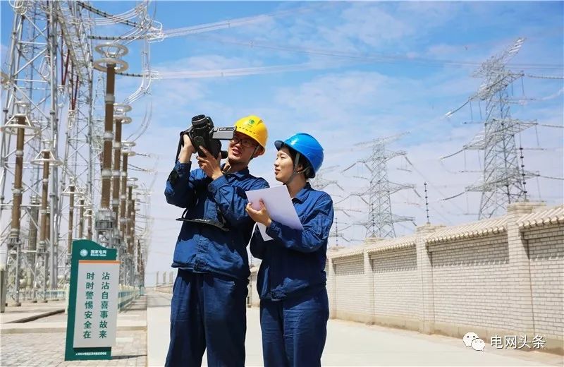 老人攥着一张小纸条，一见供电员工就塞进他手里…