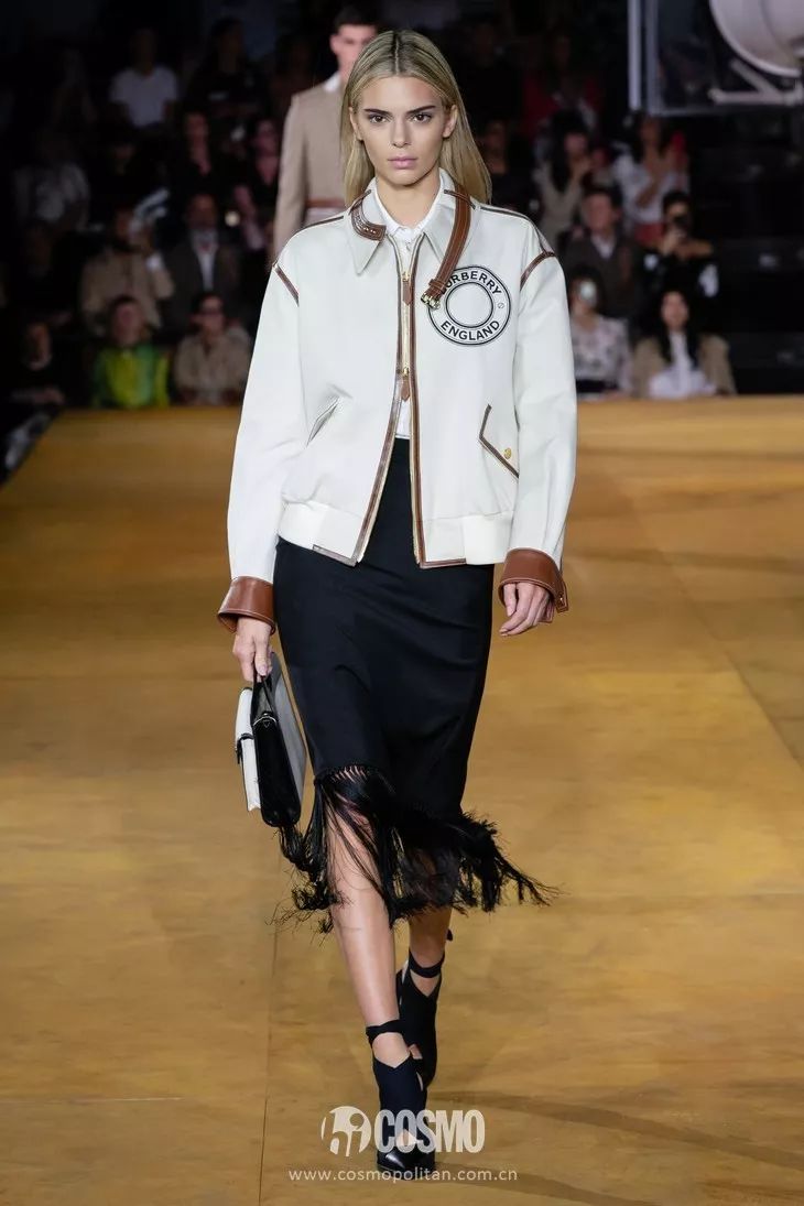 泫雅争议,泫雅掀短袖引起争议