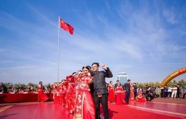 浪漫来袭完整视频,集体婚礼有多浪漫