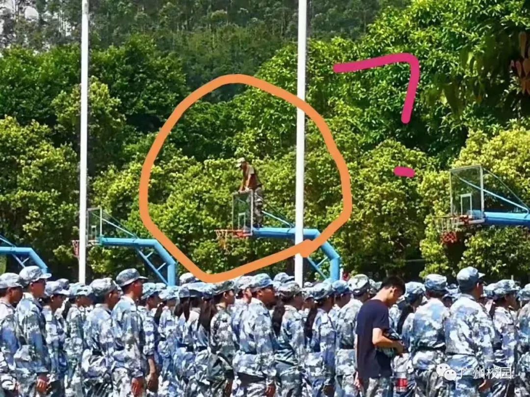太难了！广东一高校教官爬上篮球架检查新生军姿，你还敢动吗？