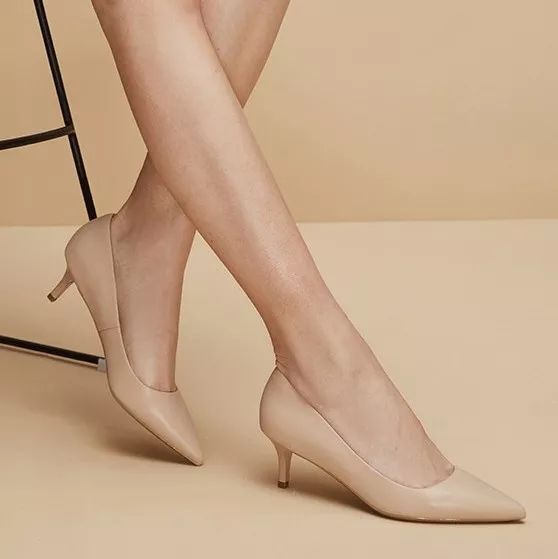 奥黛丽赫本钟爱的猫跟鞋,奥黛丽赫本尖头小黑鞋