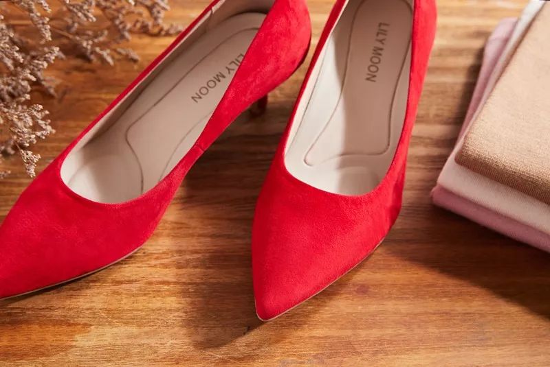 奥黛丽赫本钟爱的猫跟鞋,奥黛丽赫本尖头小黑鞋