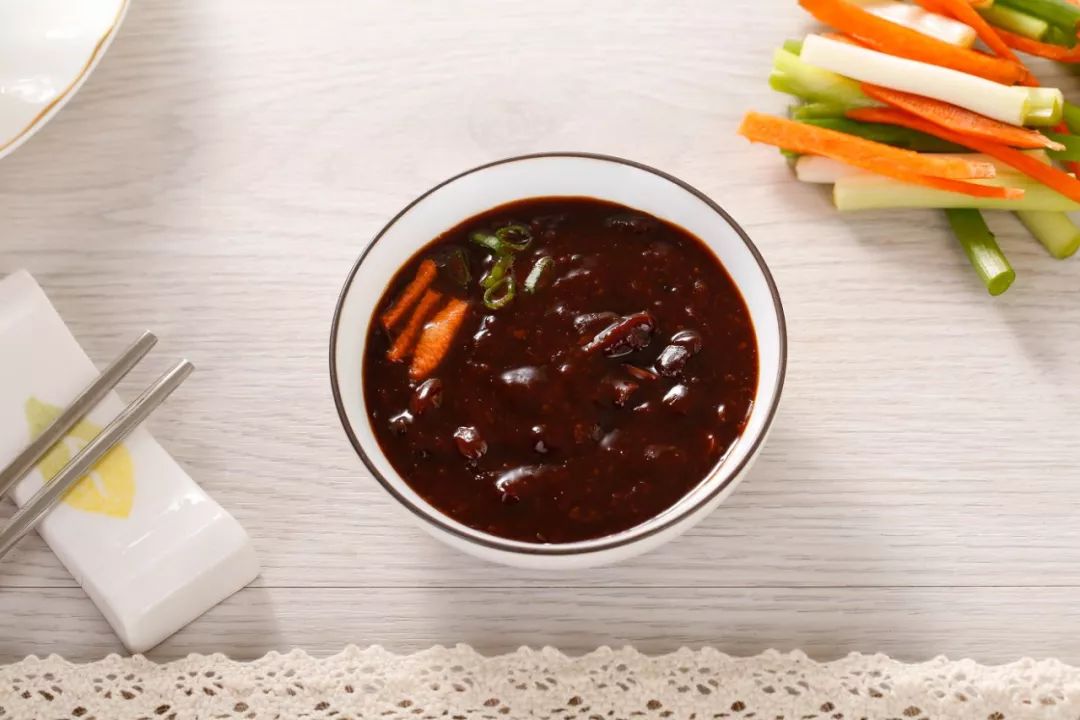 八九十年代的东北农村,家家户户门前的那口酱缸,几乎包揽了整年的餐桌风味