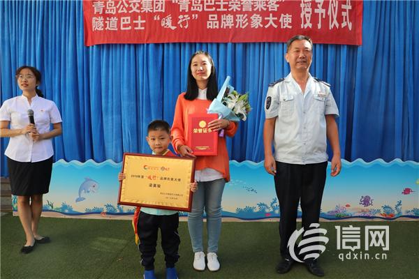 斑马线前礼让行人小男孩鞠躬道谢,斑马线礼让小男孩鞠躬感谢