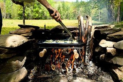 遇到火灾怎么逃生,发生火灾遇有浓烟时应如何逃生