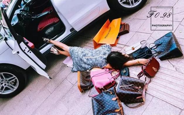 总喜欢在朋友圈发负面情绪的女人,经常发这2种朋友圈的女人很掉价