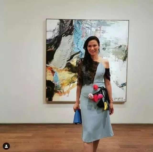 刚和嫩模男友分手，50岁邓文迪又收割一位富豪