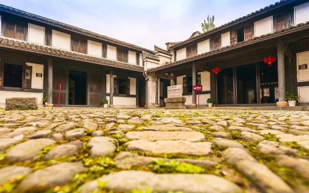 盛世如愿缅怀先烈|来浙里办文旅专区寻一条红色旅游线路，出发！