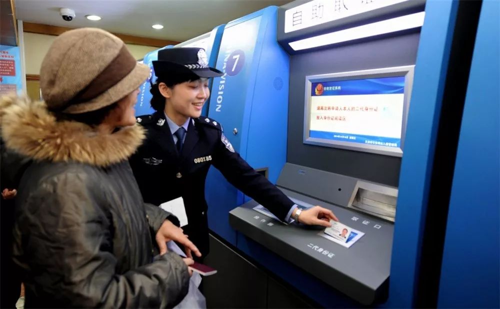 特稿｜5000次到140万次，护照年均受理量变化里的故事