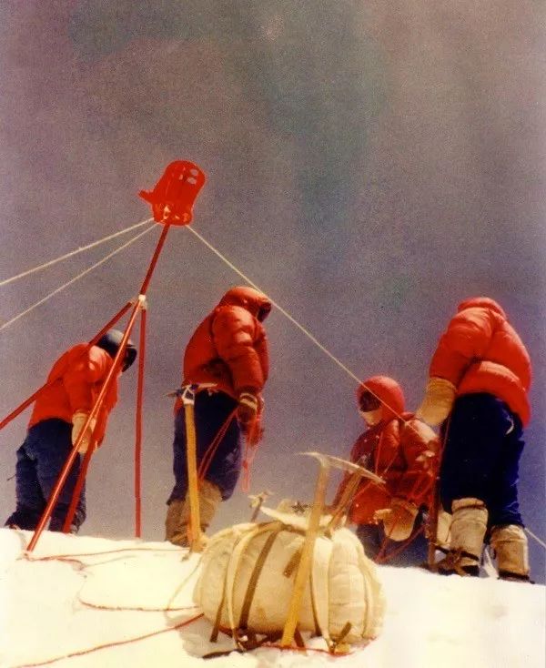 真实的珠峰多少米,真实攀登珠峰第二台阶