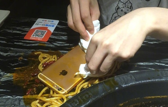 手机应该正放还是反放,手机应该朝上放还是朝下放