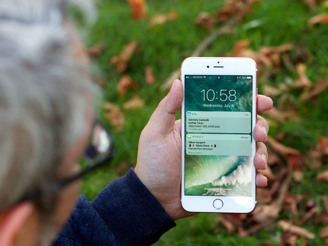 手机应该正放还是反放,手机应该朝上放还是朝下放