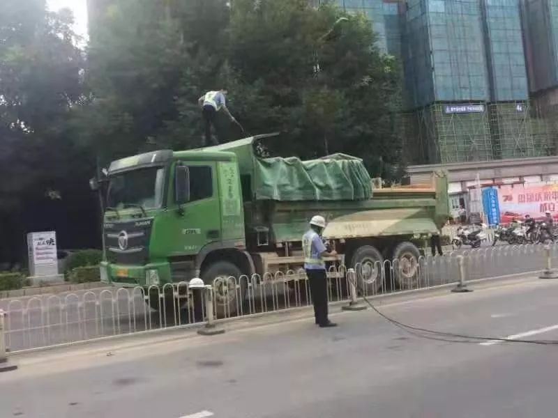 安溪:电线悬半空,一交警徒手举电线充当“擎天一柱”