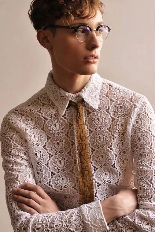 根据你的脸型和眼镜选发型,怎么选择适合自己的发型和眼镜