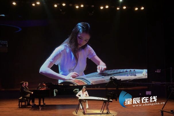 筝乐为贺，琴韵潇湘19岁长沙女孩在家乡用古筝琴声献礼祖国