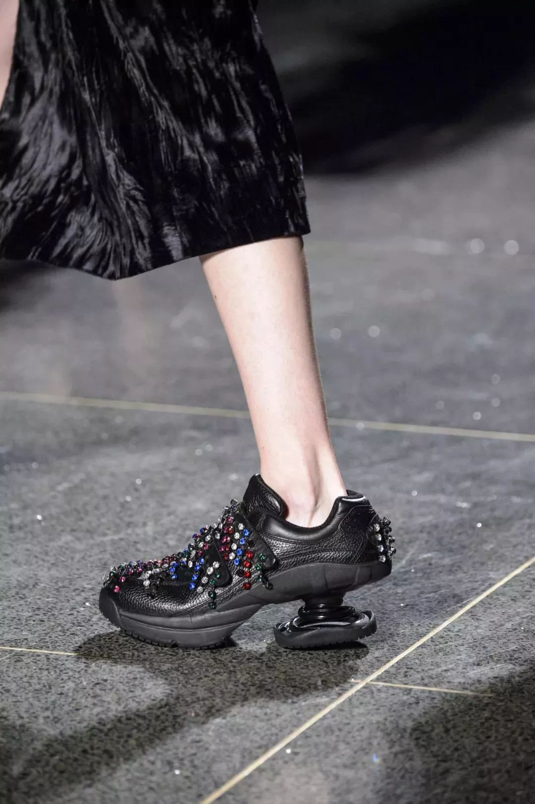 在皮鞋和球鞋之间摇摆的我们,终于找到了最佳选择