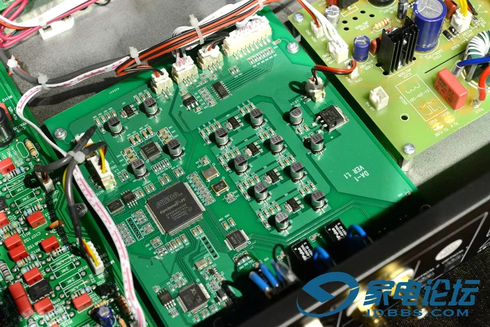 全能的解码“妖精”：声雅DAC25胆石结合解码器