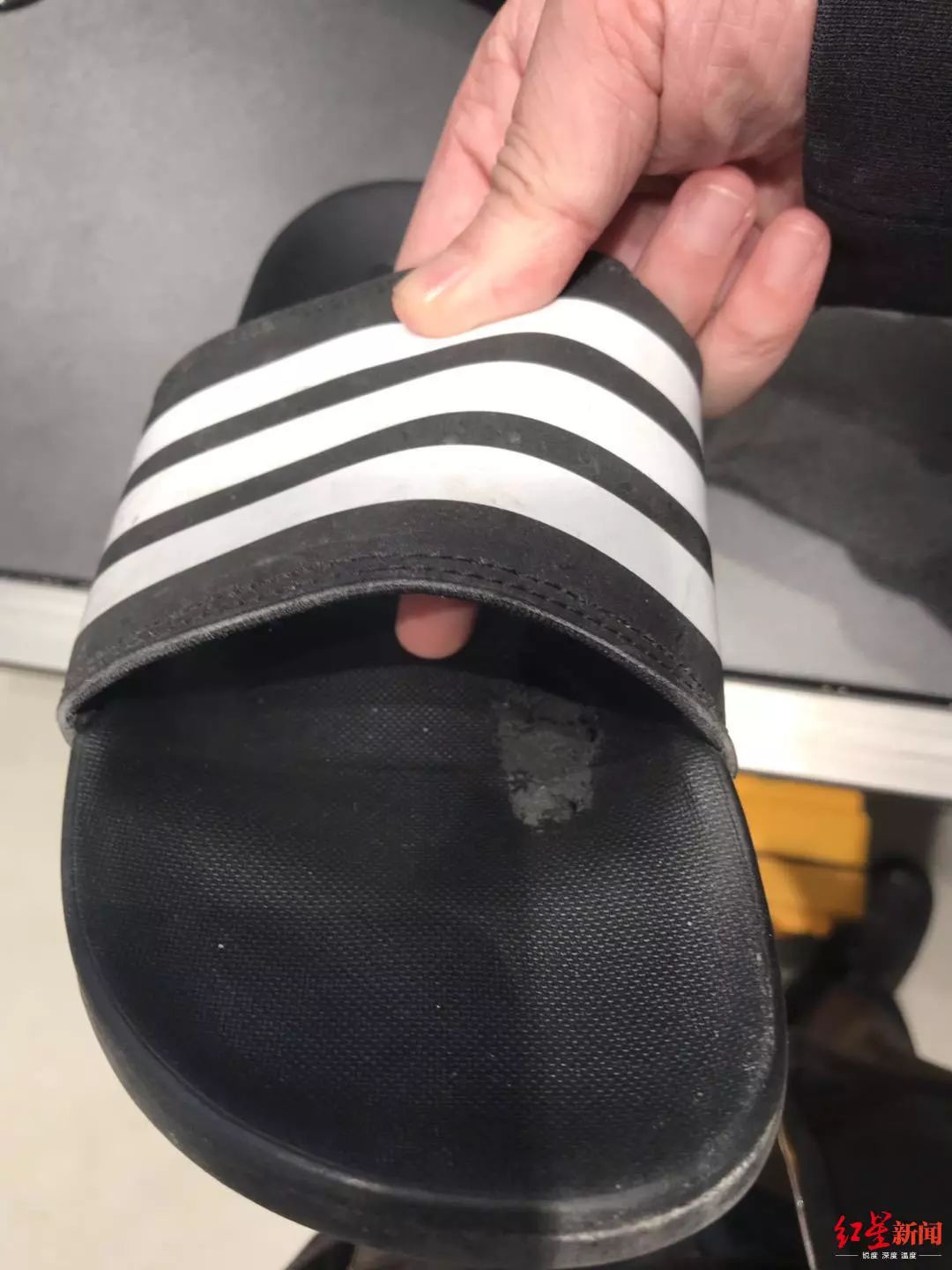 阿迪达斯300元左右的拖鞋,300元的阿迪达斯是真的吗