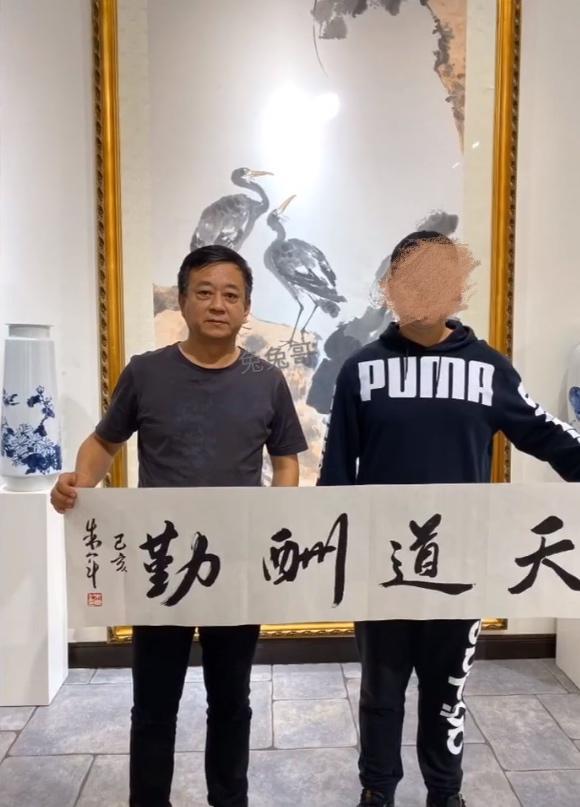 朱军鸿运当头字画,朱军58岁现身节目视频