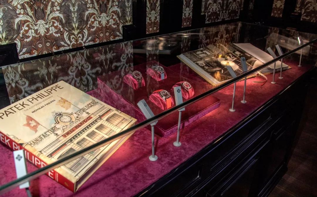 他一出现，所有爱表的人都屏住了呼吸