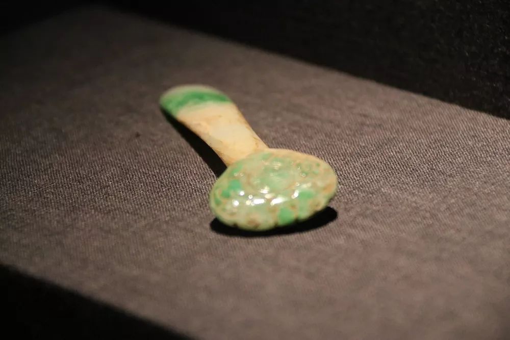 卡地亚满钻手镯窄版高定,卡地亚新款手镯时尚减龄黄金