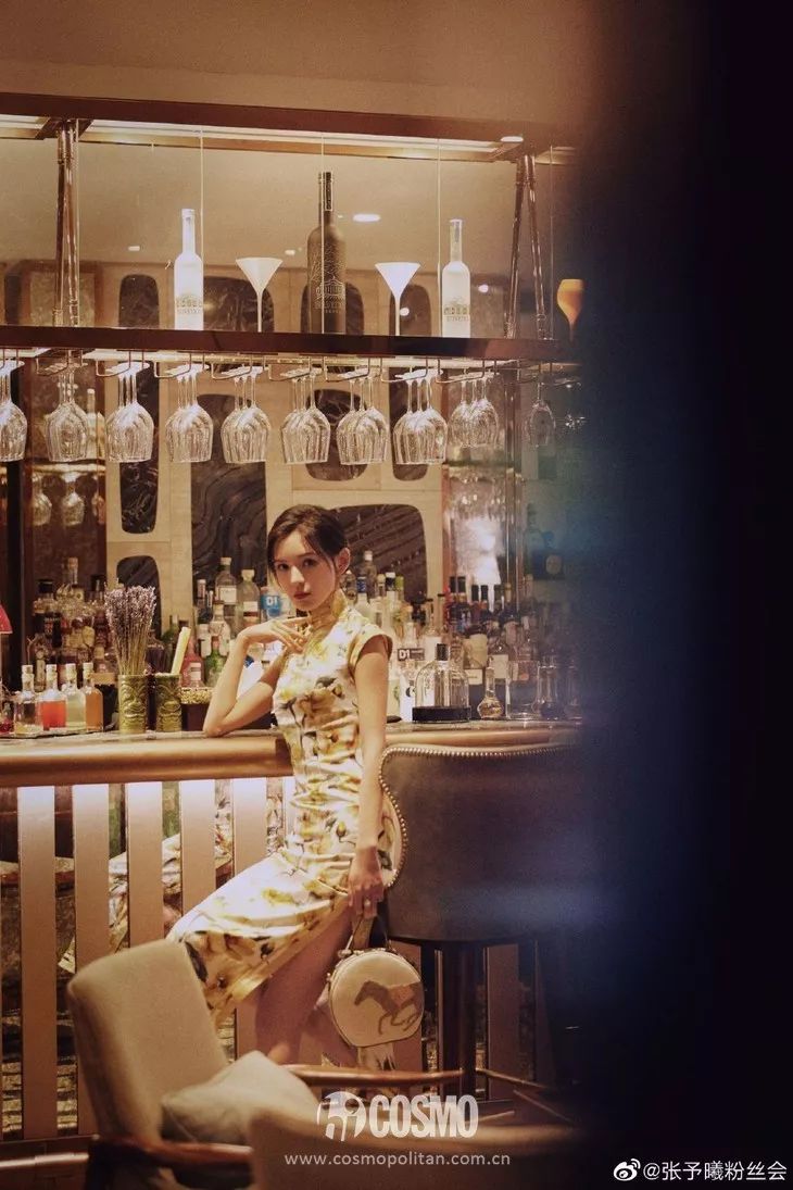 越年轻的小花越难穿好，我说旗袍