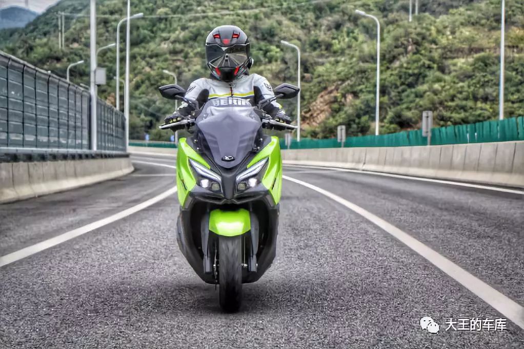 300cc大踏板不知道怎么选?看这篇准没错!——光阳CT300、三阳joymaxZ300、阿普利亚SRMAX300横评