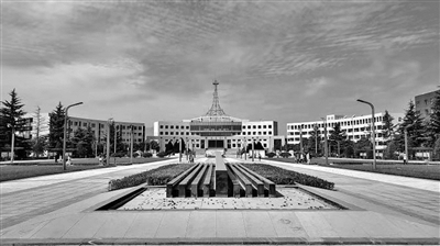 立德树人二十载振翅翱翔风正举