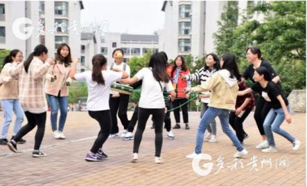 多彩妹摆贵州丨贵州的大学城就在这里,好想回去谈一场恋爱