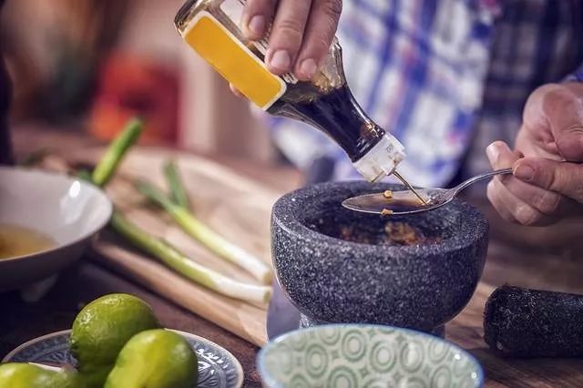 山东孕妇爆料吃黑心酱油孩子变黑,有人说孕妇吃酱油小孩皮肤黑