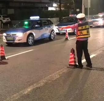 违章超5条驾照被扣继续驾车,驾驶员连续开车超4小时怎么处罚