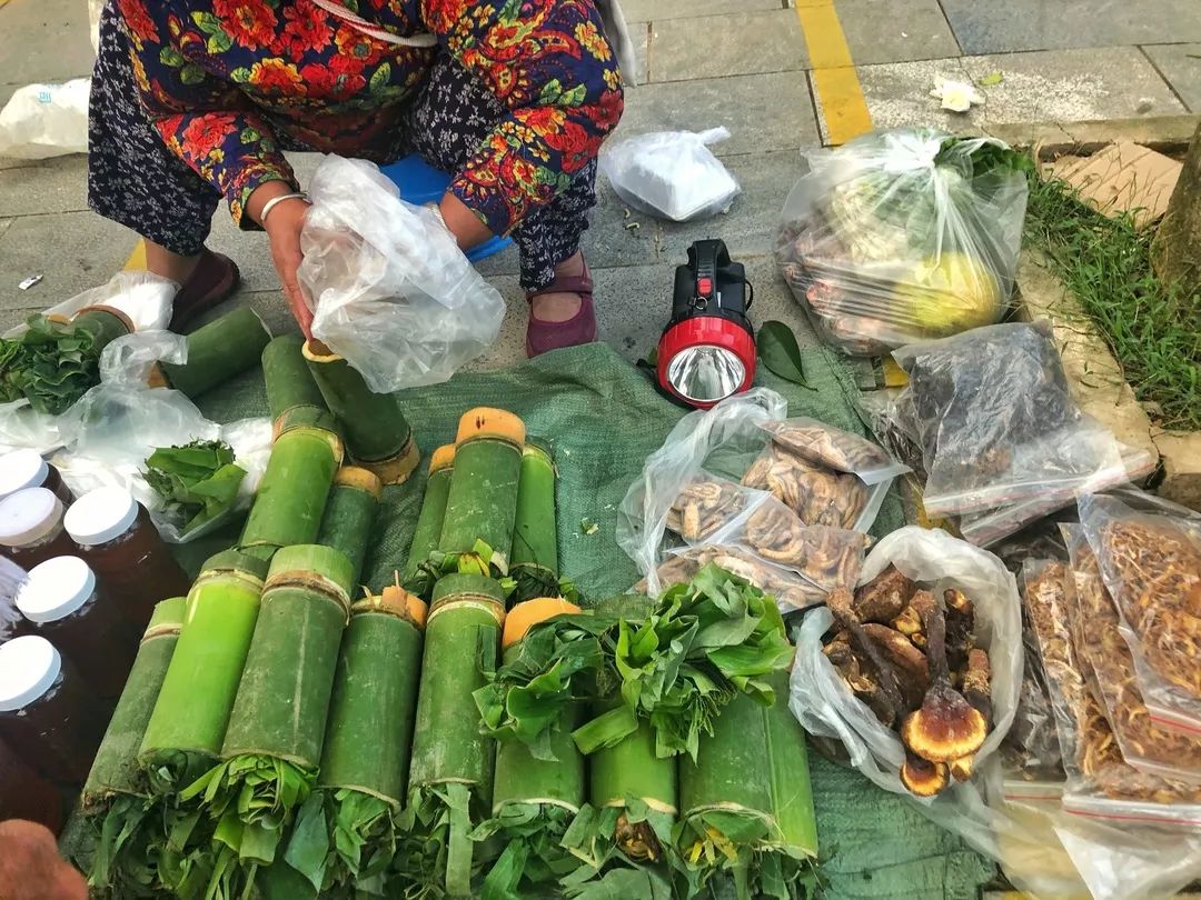 西双版纳傣族赶街视频,勐腊县勐仑镇赶街