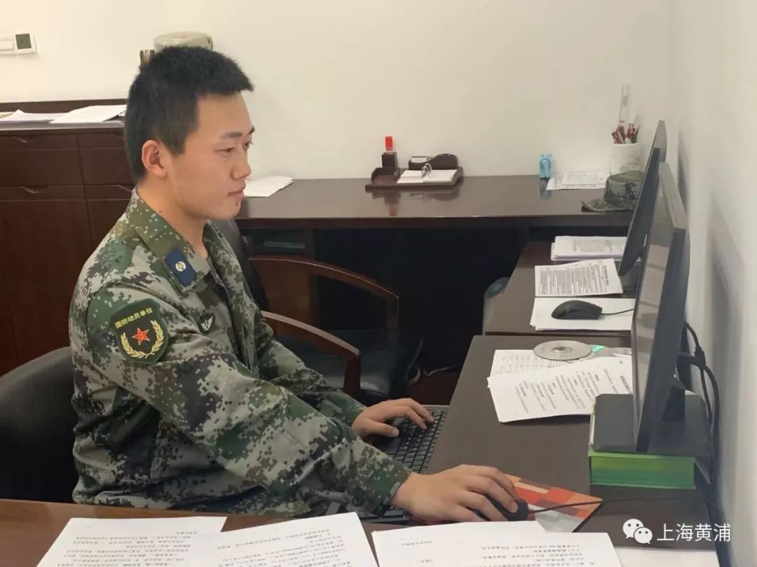 黄浦区人民武装部军事科参谋陈佳仪：“国庆阅兵这一天，我从*安门天**前走过”