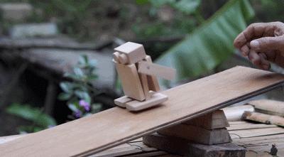 63岁中国大爷靠玩木头火到国外,61岁中国大爷惊呆老外