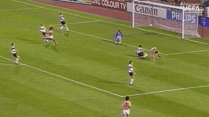 致范-巴斯滕：郁金香的魂，圣西罗的梦，翱翔绿茵的“天鹅王子”